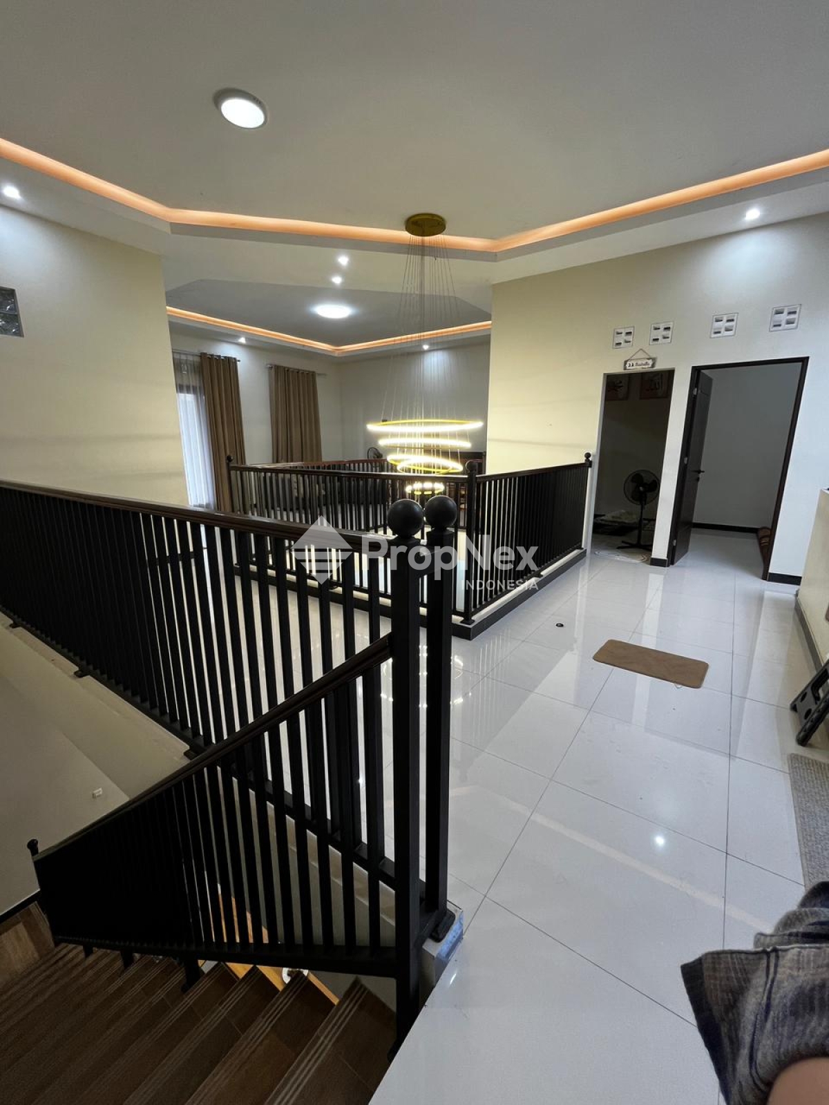 Rumah Modern Bangunan Baru Puri Surya Jaya Sidoarjo — foto 11